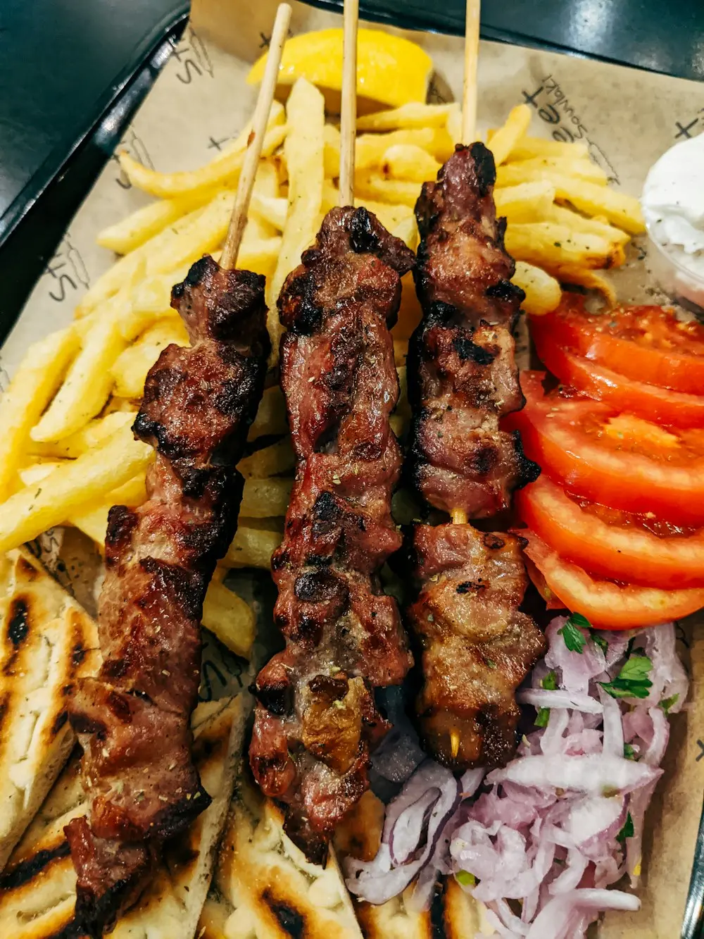 Közde şiş kebap, patates ve domates ile